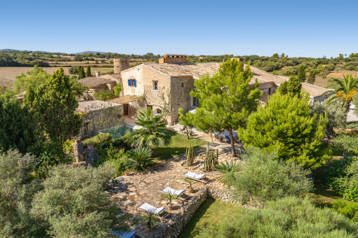 Finca con jardín mediterraneo