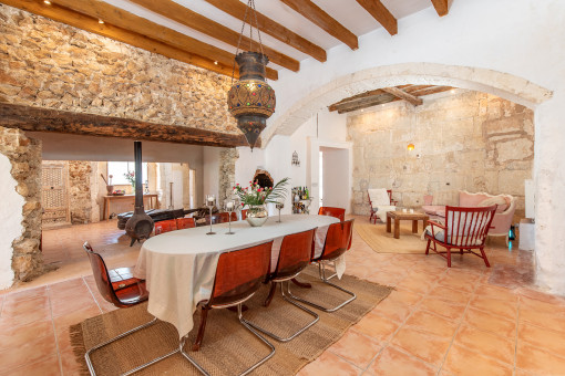Salón-comedor abierto con chimenea