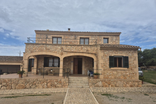 Casa forada de piedras