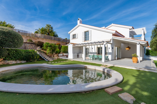 Casa con piscina y jardín 