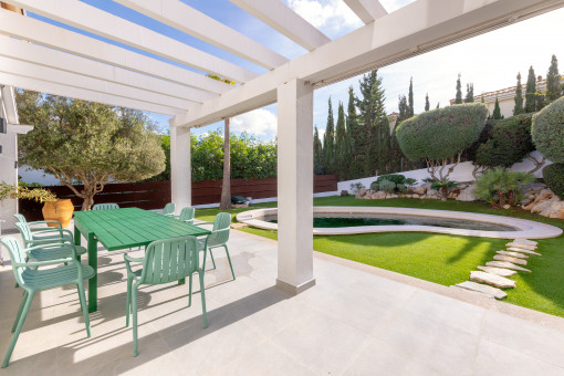 Terraza soleada con vistas al jardín