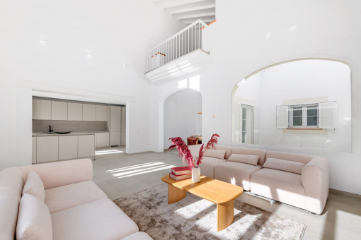 Salón con techos altos y galería