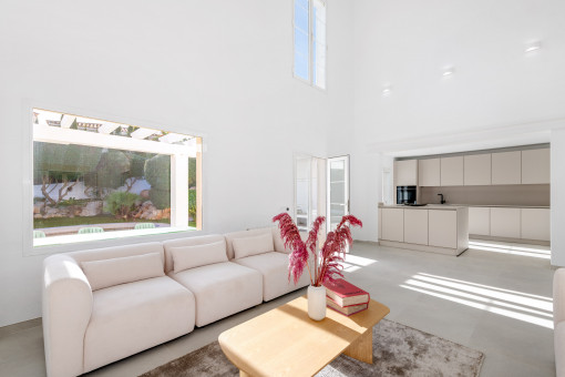 Zona de estar y cocina llena de luz natural