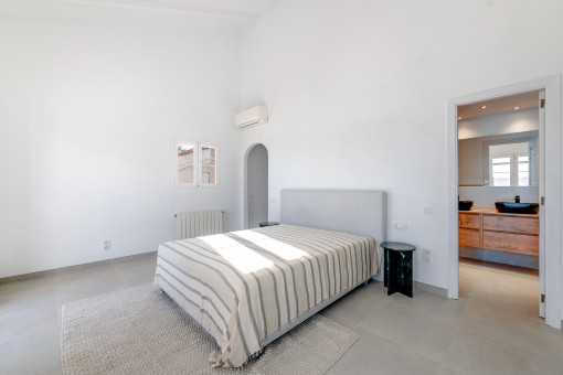 Dormitorio principal con baño en suite