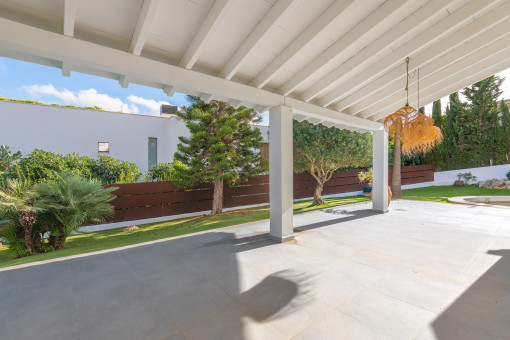 Acogedor oasis de bienestar con terraza cubierta