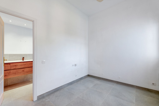 Uno de los cinco dormitorios con baño en suite