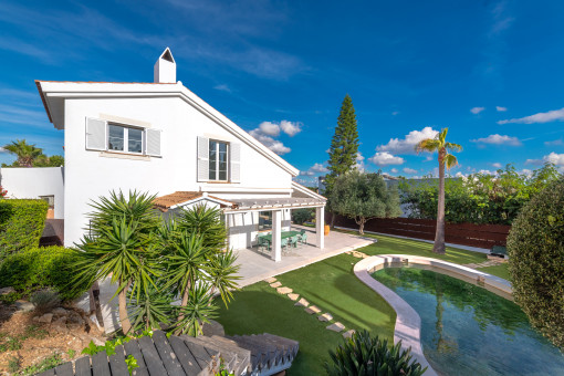Jardín bien cuidado con piscina