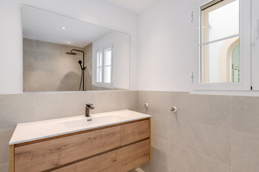 Uno de los cinco baños