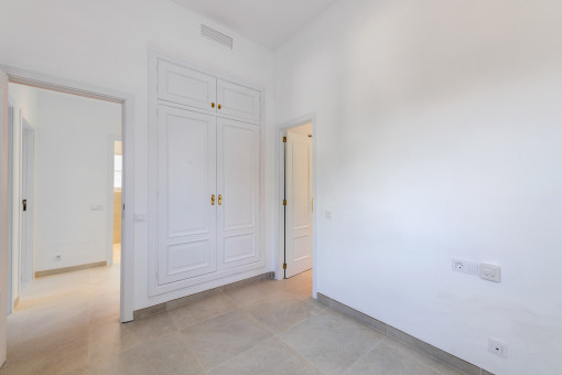 Uno de los cinco dormitorios