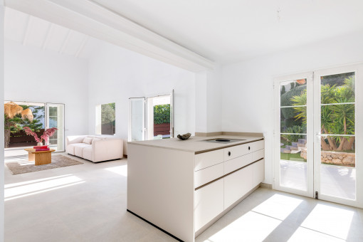 Isla de cocina moderna con acceso a la terraza