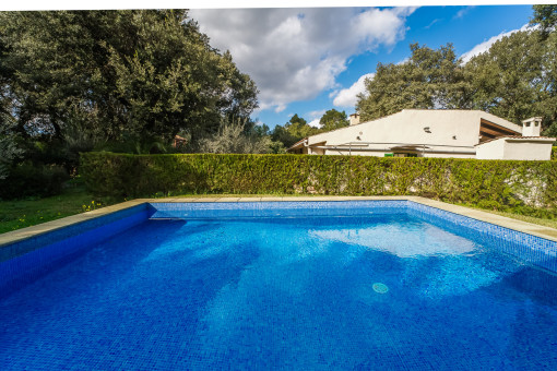 Vista sobre la piscina hacia la casa