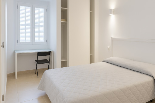 Dormitorio principal en planta baja con armario empotrado y escritorio