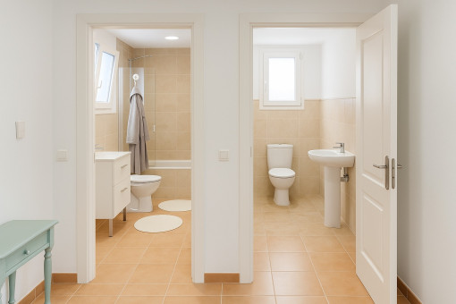 Baño en suite a la izquierda y aseo de cortesía a la derecha – distribución funcional