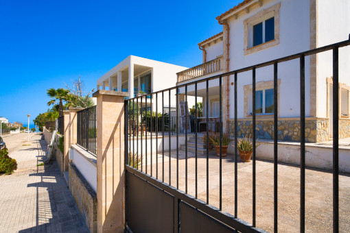 Parcela vallada con vistas al mar en zona residencial tranquila