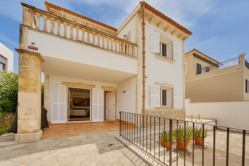 Vista frontal del chalet