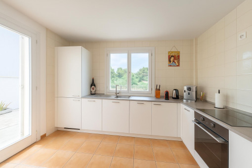 Cocina moderna y luminosa con vistas al jardín