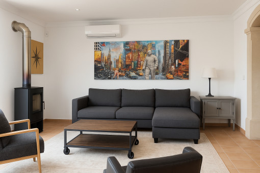 Acogedor salón con estufa de leña y aire acondicionado