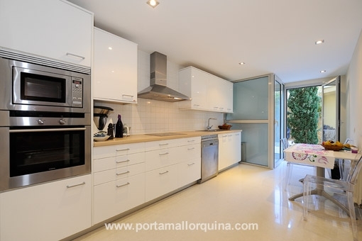 Gran cocina con aceso a la terraza