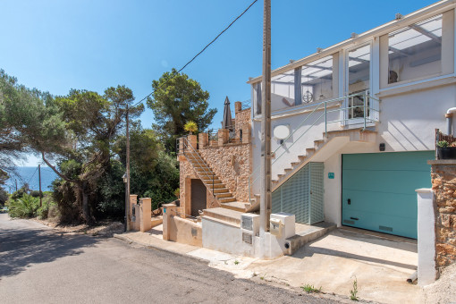Oportunidad única - 2 casas con licencias de alquiler vacacional en primera y segunda línea de mar en Cala Llombards