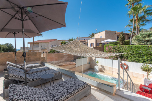 Elegante casa con SWIM SPA, licencia de alquiler vacacional y vistas al mar en segunda línea de mar de Cala Llombards