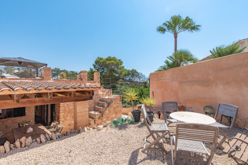 Encantadora casa con licencia de alquiler vacacional en primera línea de mar en Cala Llombards