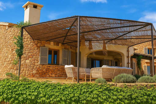 Amplia terraza cubierta de la casa principal