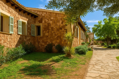 Fachada de piedra natural de la casa principal