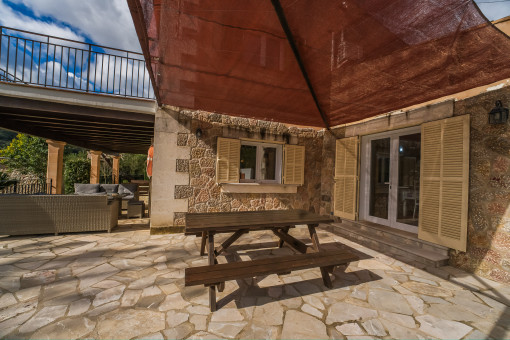 Acogedora terraza con encanto rústico