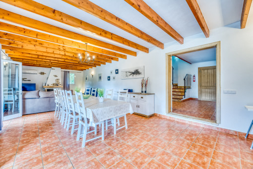 Amplio comedor con chimenea y vigas de madera