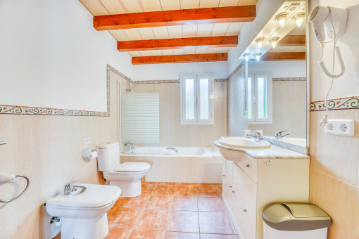 Tercer baño de tres primer piso