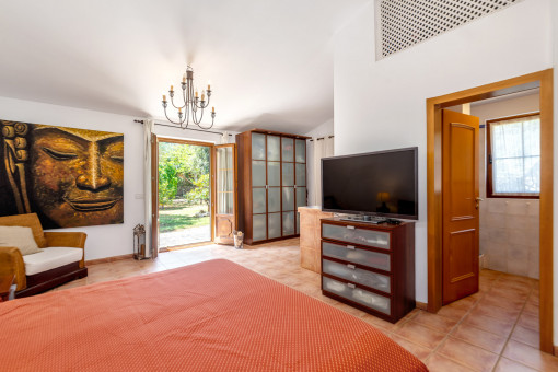 Tercer dormitorio en el ala derecha con baño en suite