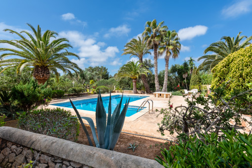 Complejo residencial con piscina