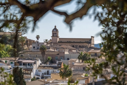 Jardín con vistas al pueblo de Capdepera
