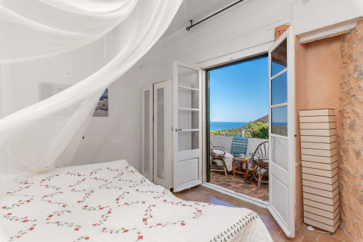 Dormitorio con balcón y vistas al mar