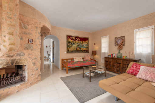 Sala de estar con chimenea abierta
