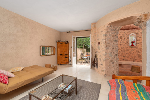 Sala de estar con cuarto pequeño en la torre