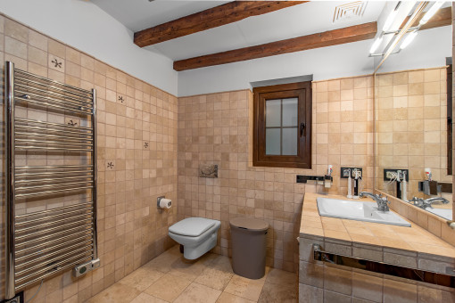 Baño elegante con piedra natural