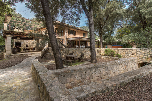 Chalet rústico con materiales naturales