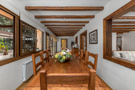 Comedor luminoso con techo de vigas de madera