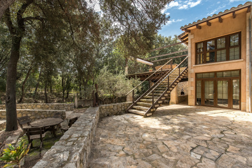 Encantadora fachada de piedra natural de la villa