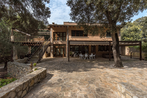 Vista frontal del chalet con entrada