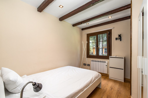 Segundo dormitorio con vistas al jardín