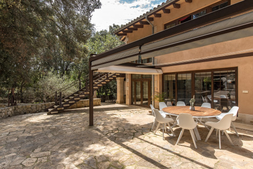Terraza amplia con comedor exterior