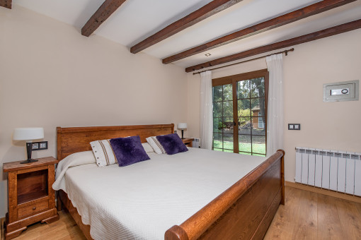 Tercer dormitorio con luz natural y techo de madera