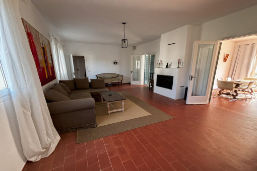 Sala de estar con chiminea