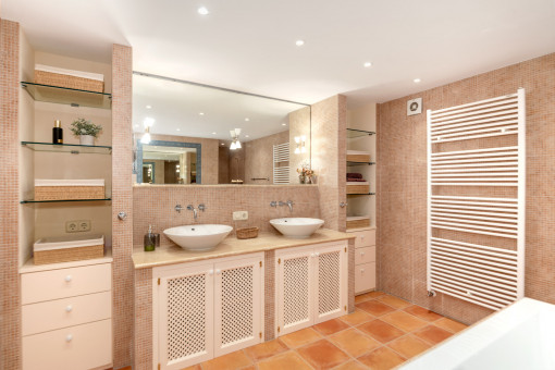 Baño amplio con ducha y bañera