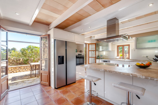 Cocina con acceso a la terraza inferior