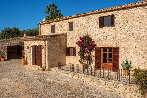 Finca de piedra natural en Sineu con dos niveles y apartamento de invitados