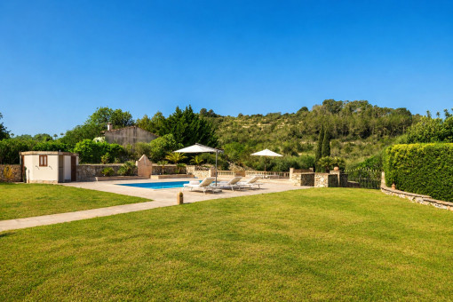 Piscina y zona de jardín de una finca con mucha privacidad en Sineu