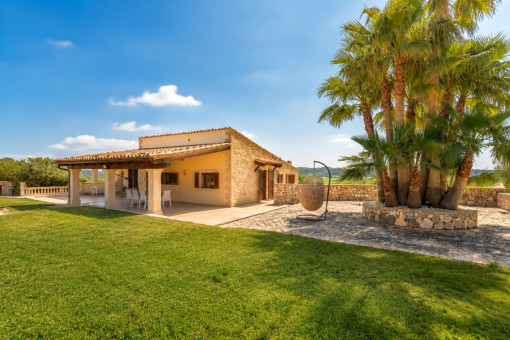 Finca mediterránea con terraza ajardinada y palmeras en Sineu